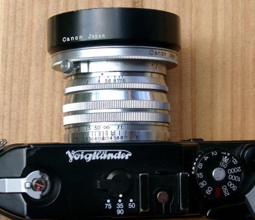 Canon RF 1.5/50 mit
      Original-Gegenlichtblende